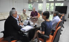 Professores Euzébio Goulart e Edson Bento, do IQB, e o assessor de Intercâmbio Internacional, Niraldo de Farias, participam da reunião