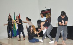 Estudantes da Ufal integrantes da Comunidade Católica Shalom executaram uma peça sobre as diversas formas de exploração do ser humano