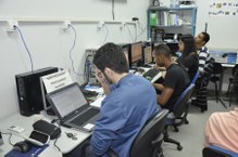 Alunos da graduação e da pós-graduação em Meteorologia em atividade no Laboratório Lapis