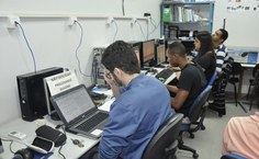 Alunos da graduação e da pós-graduação em Meteorologia em atividade no Laboratório Lapis