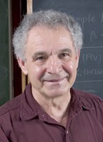 O professor Gidas é um renomado matemático especialista em Equações Diferenciais Parciais e também em Matemática Aplicada | nothing