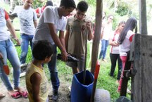 Leandro Casado, estudante de Agronomia, ensina aos estudantes técnicas agroecológicas