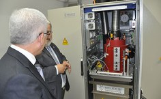 O professor Ricardo Sarmento [ao fundo] apresenta as instalações do radar ao reitor Eurico Lôbo