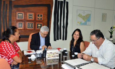 A superintendente de Infraestrutura, Nélia Calado, e o engenheiro Amauri Teixeira acompanharam a assinatura do contrato | nothing