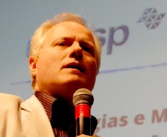 O professor Klaus Schlunzen faz a conferência de abertura do Caiite