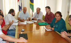 No centro, o presidente da Casal, Álvaro da Costa, o vice-presidente Carlos Antônio Lima, e o fundador da Alsan, Mateus Kühn (de roxo), assinam contrato para a operação da estação de tratamento Foto Ascom Casal