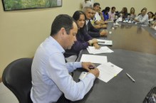 Pró-reitor Valmir Pedrosa também assina o documento