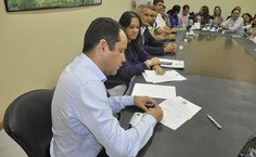 Pró-reitor Valmir Pedrosa também assina o documento