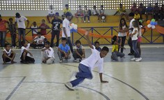 Crianças dançaram hip hop...