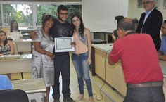 Ysmailyn Costa recebeu o diploma das mãos da mãe e do esposo