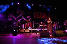 Cantora Khrystal encerrando o primeiro dia do Femufal