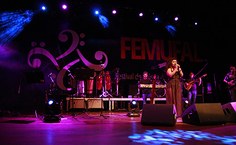 Cantora Khrystal encerrando o primeiro dia do Femufal