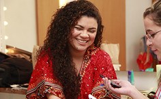 A cantora Krystal no estande da Ascom