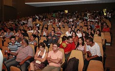 Teatro lotado no primeiro dia do Femufal