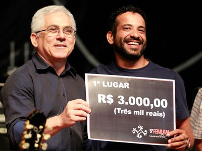 Rocklane recebe o prêmio das mãos do reitor Eurico Lôbo | nothing