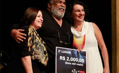 A vice-reitora, Rachel Rocha, premiou o segundo colocado do 5º Femufal