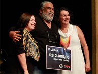 A vice-reitora, Rachel Rocha, premiou o segundo colocado do 5º Femufal