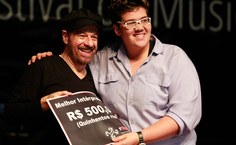 João Bosco entregou o prêmio de melhor intérprete para Kyssia Barros