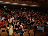 Público lota apresentação no Teatro Gustavo Leite