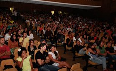 Público lota apresentação no Teatro Gustavo Leite