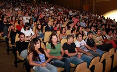 Público lota apresentação no Teatro Gustavo Leite