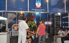 Estande da Ufal no Caiite mostra os números positivos da instituição