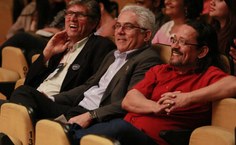 O reitor Eurico Lôbo, ao centro, acompanha a apresentação com Eduardo Lyra e Sérgio Onofre