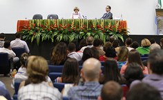 Professor Gian Carlos compõe a mesa de abertura, junto com a pesquisadora portuguesa