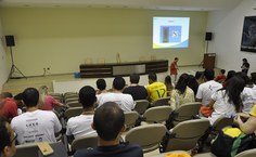 Estudantes  assistindo a palestra no auditório do antigo Centro de Ciências da Saúde
