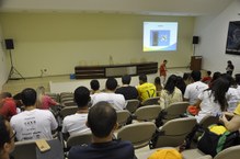 Estudantes  assistindo a palestra no auditório do antigo Centro de Ciências da Saúde