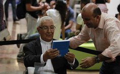 Pró-reitor de graduação, Amauri Barros, prestigia o lançamento do livro do autor Pedro Texeira