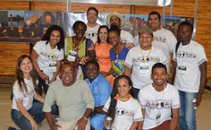 Professora Clara Suassuna entre integrantes da delegação alagoana e participantes de outros estados