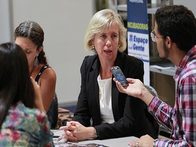 A professora Sílvia Uchôa, coordenadora do NIT, fala que a intenção foi trazer uma programação variada não só nos estandes, mas com as mesas-redondas e minicursos ofertados