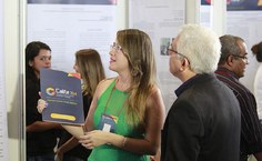 Reitor em visita a apresentações de trabalho