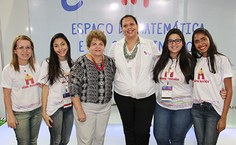 A ex-reitora e monitores do estande da Semed