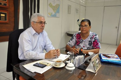 Coordenadora Lucia Moreira, em reunião com reitor Eurico Lôbo, sobre o fortalecimento do Projeto Vizinhança | nothing