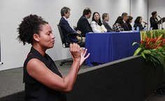 Tradução simultânea em Libras na abertura do Caiite 2014 -2