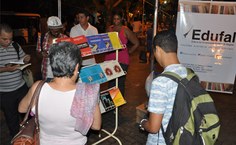 Nela, os presentes podem adquirir 10 exemplares por R$ 10,00