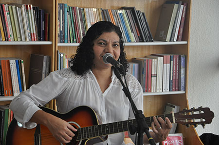 A cantora Andréa Moraes levou boa música aos presentes