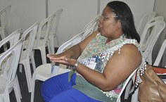 Servidora pública, participando da mesa-redonda