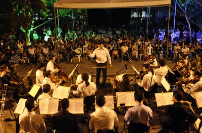 Orquestra e Coro da Ufal fizeram apresentação especial no Campus A.C. Simões sob a regência do maestro Nilton Souza