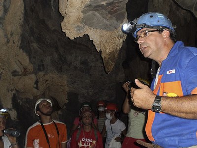 _Professor Jorge Luiz em aula prática de Bioespeleologia, na caverna Toca dos Caramujos (Foto - Elaine Pollyanna)