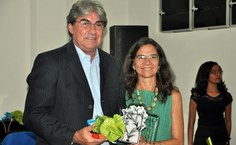 A pró-reitora Simoni Meneghetti entregou homenagem ao professor Crisógono Rodrigues