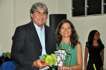 A pró-reitora Simoni Meneghetti entregou homenagem ao professor Crisógono Rodrigues