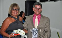 Ester Magalhães recebe homenagem do professor Artur da Silva Neto