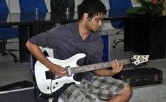 O aluno Danilo Gomes em solo de guitarra, uma das apresentações musicais da solenidade