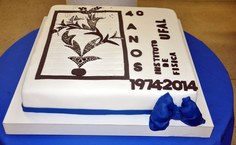 O bolo contou com decoração especial dos 40 anos; imagem foi feita pela professora Maria Tereza de Araujo