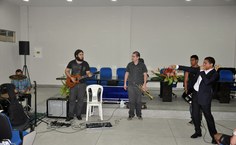 O professor Elton Malta [de blazer] fez "uma zuada", como ele mesmo classificou, alegrando a plateia