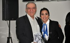 O professor Kleber Cavalcanti Serra também foi homenageado e recebeu das mãos da professora Socorro Pereira