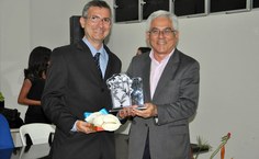 O professor Marcelo Lyra recebeu homenagem do reitor Eurico Lôbo